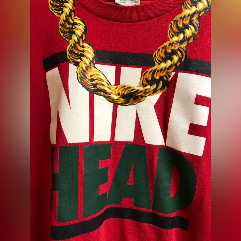 NAS NIKE HEAD ‘Got Kicks That Excite The Feds’ Red Tee with Gold Chain Graphic - Picture 5 of 8
